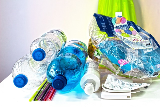 what toxic chemicals are in plastic - picture of everyday plastic items including drink bottle, medicine, toothpaste tube and straws